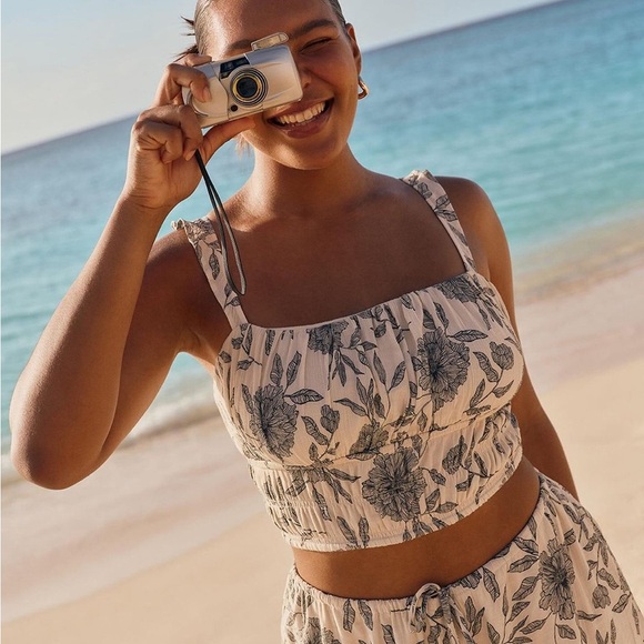 Abercrombie & Fitch Tops - Abercrombie floral crinkle crop